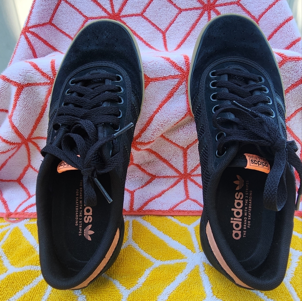 Adidas size 7 U.S. 40 FR. Luis puig skate sneaker. Black/pink